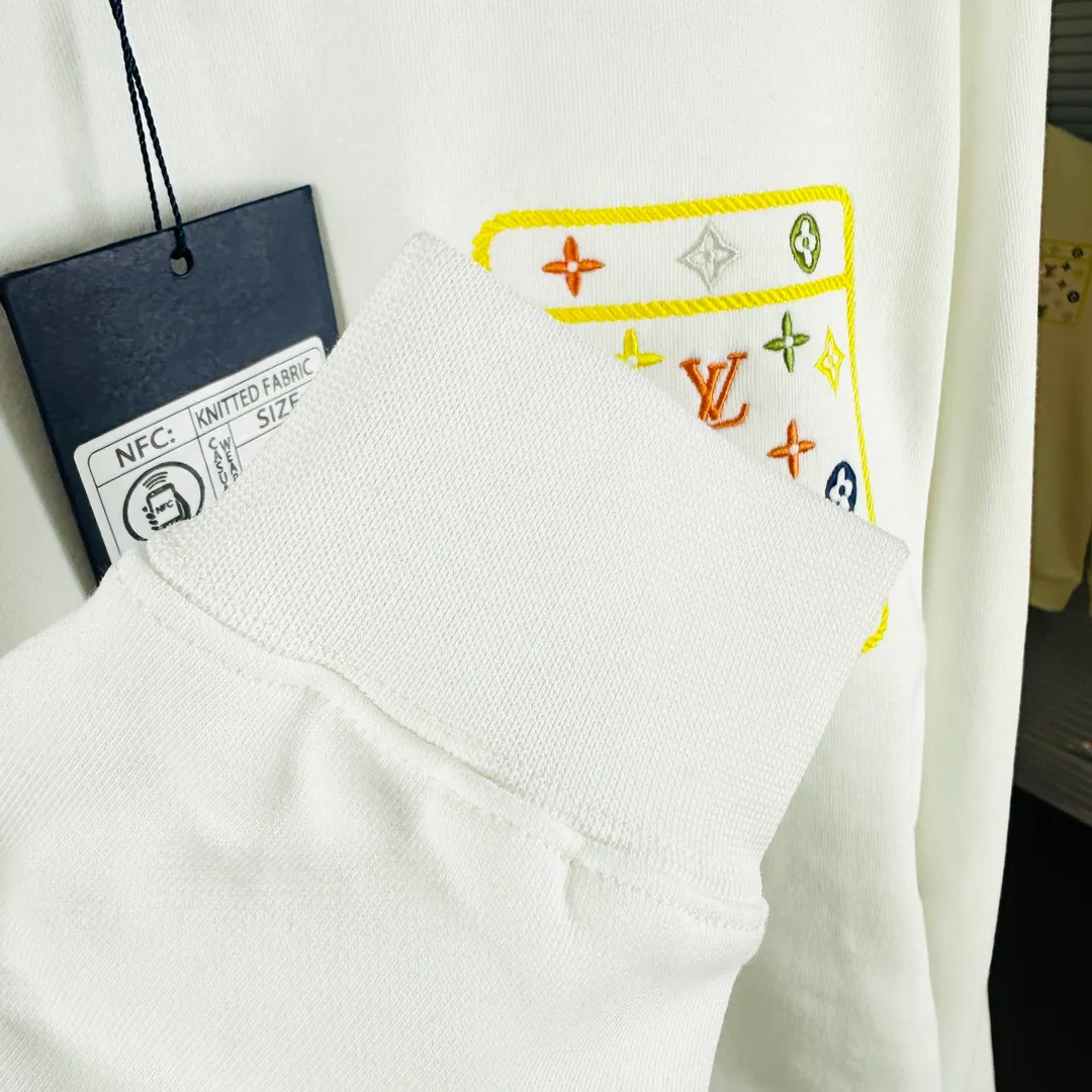 🅿️320 Brand: Louis Vuitton🤳𝗟𝗩 Fabric: ☑️Made of 440g double-strand pure cotton terry👕 Fabric: ☑️Thread with 1*1 double yarn thread. 🔜Comes with dyeing in the same tank. Craftsmanship: ☑️The embroidery uses 3D three-dimensional embroidery technology, 🇧🇫The original computer scan and print is restored 1:1. The pattern is clear and the needle count is dense. It is a rare high-end product on the market! 🇲🇩All three standards are complete! Size: ☑️S 〰️M 〰️L 〰️XL 〰️XXL